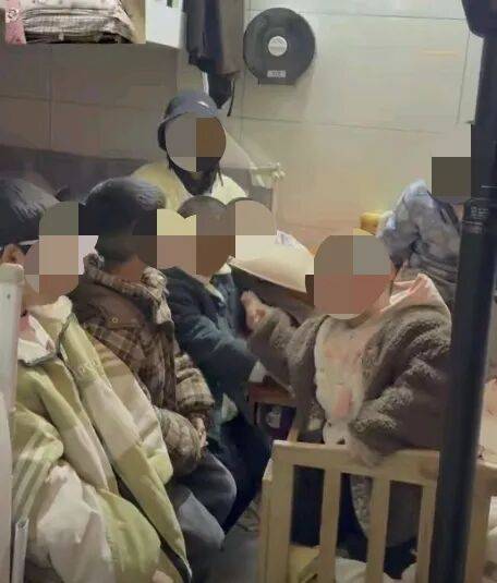 贵州一女子自称养育8个孩子挤在只有数平方米的房间生活被质疑炒